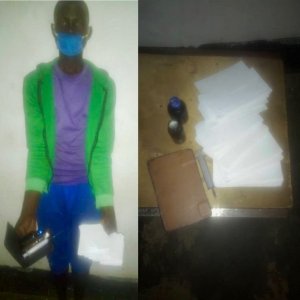 Huye:Umusore w'umunyarwanda w'imyaka 18 yaguwe gitumo ari gukora amafaranga y'amiganano,yafatanywe impapuro yagombaga gukuramo ibihumbi 380