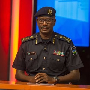 Abapolisi barashe abakekwaho ibyaha mu Rwanda bari gukurikiranwa-CP Kabera