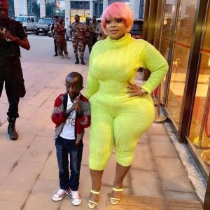 Couple y'umugabo w'ibiro 25,ufite uruhu rukanyaraye n'umukobwa w'ikibuno gitangaje ikomeje gutungura benshi[AMAFOTO]