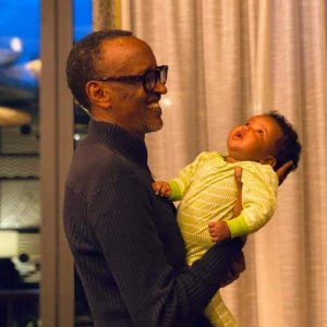 IFOTO Y'UMUNSI:Perezida Kagame yagaragaye ateruranye ubwuzu bwinshi umwuzukuru we