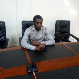 Nziza Theos yakoze indirimbo iburira abijanditse mu mvugo za "Nta myaka ijana na nta gikwe" bakica amabwiriza yo kwirinda Covid-19