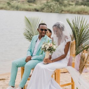 Umunyarwenya Arthur Nkusi yashyize hanze amafoto y'ubukwe bwe na Fiona Muthoni