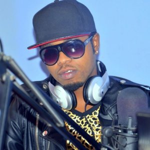 Abahanzi barimo Fireman,Yampano,Mozzy na Young Kevin basohoye indirimbo yo kunamira Jay Polly [Video]