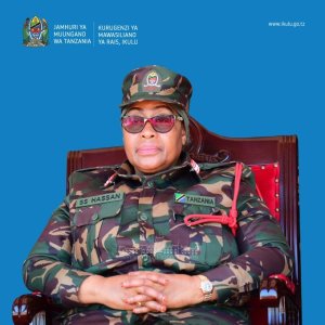 Perezida Suluhu yagaragaye mu ruhame yambaye imyenda ya gisirikare