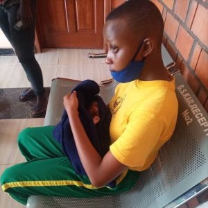 Rwa ruhinja rwatoraguwe n'Umunyeshuri rumaze gutabwa na nyina rwaguye mu bitaro