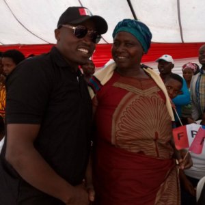 Danny Vumbi ari mu gahinda gakomeye nyuma yo kubura umubyeyi we 