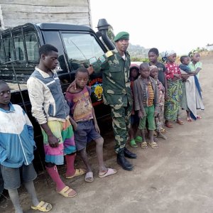 Maj.Willy Ngoma yagaragaye yifotoranya n'abana b'i Bunagana ku modoka yambuye FARDC