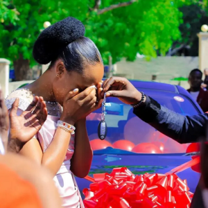 Pasiteri yaguriye imodoka nziza umugore we washinjwaga kumuca inyuma [AMAFOTO]