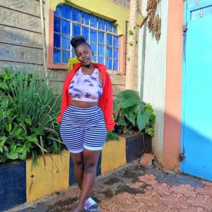 Umukobwa w'ikizungerezi yujuje inzu ihenze akesha ikibuno cye gikurura benshi [AMAFOTO]