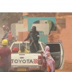 Biratangaje ! Uko umugore yasahuye urugo rwe akajya kubana n'undi mugabo yahanuriwe 