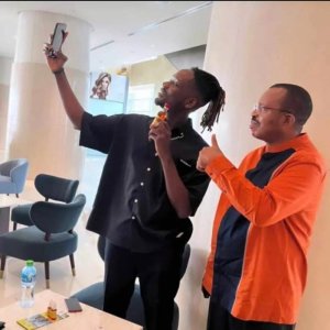 Inkuru ya Mr Eazi waje mu muziki agirango yimare stress z'ishuli.