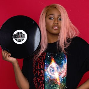 DJ Cuppy yagaragaje ko arambiwe kuba ingaragu