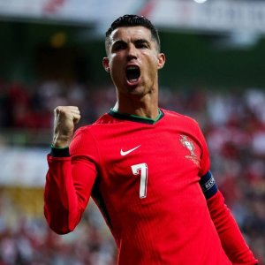 Cristiano Ronaldo yahawe igihembo cy'umukinnyi mwiza w'ibihe byose