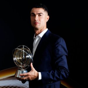 Cristiano Ronaldo yahawe igihembo ashimangira ko agifite igihe cyo gukina ruhago