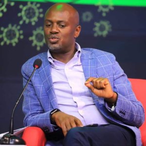 Andrew Mwenda yavuze ko abayobozi ba Uganda Airlines ari ‘abajura'