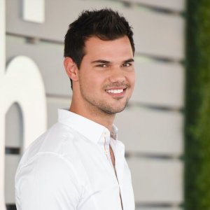  Umukinnyi wa filime Taylor Lautner n'umugore we bagiye kwibaruka imfura