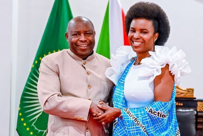 Perezida Ndayishimiye yahaye umugore we 'Audience' kugirango baganire