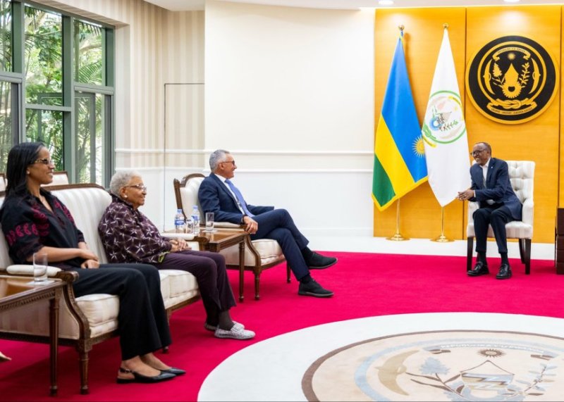 Perezida Kagame n'abayobozi ba Mastercard Foundation baganiriye ku guhanga imirimo n'iterambere ry'urubyiruko